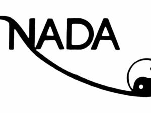 NADA - sitandi á stóli